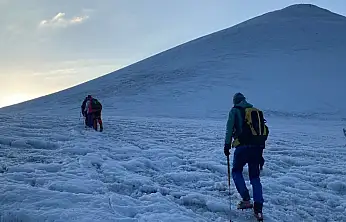 Ağrı Dağı'nın zirvesi bu dönem buz kesti