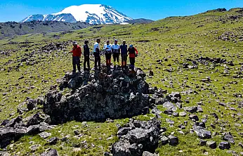 Ağrı Dağı'nın zirvesinde bahar yaşanıyor