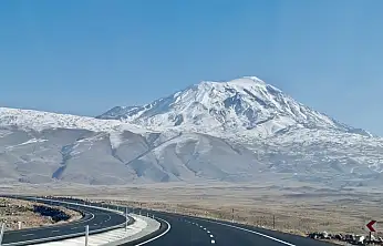 Ağrı Dağı'nın zirvesindeki kar örtüsü, göz alıcı bir manzara sunuyor
