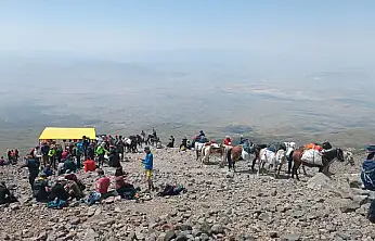 Ağrı Dağı panayır alanına döndü, kamp merkezleri caddeyi andırıyor