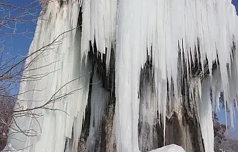 Ağrı'daki soğuk hava, mezarlıkta uzun buz sarkıtları oluşturdu