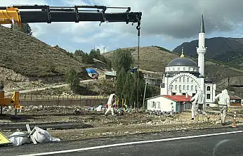 Ağrı'dan Ordu'ya arı kovanı götüren tır Bayburt'ta devrildi