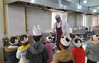 Ağrı Doğa Koleji öğrencilerinden Kızılay'a anlamlı ziyaret