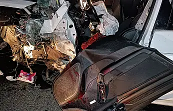 Ağrı-Eleşkirt yolunda can pazarı: korkunç kazada 4'ü ağır 6 yaralı