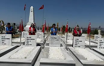 Ağrı Gençlik Merkezi'nden 15 Temmuz şehitlerine anlamlı ziyaret