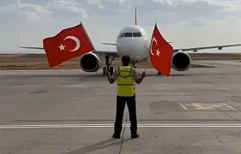 Ağrı Havalimanı'na inen uçaklara Türk bayraklı karşılama