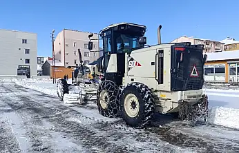 Ağrı İlçe Otogarı'ndaki kar birikintileri temizlendi, ulaşım kolaylaştı