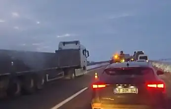 Ağrı kara yolunda savrulan TIR karşı şeride geçti