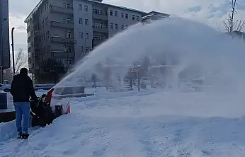 Ağrı Kent Meydanı'nda kar temizliği yapıldı