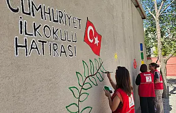 Ağrı Kızılay gönüllülerinden Cumhuriyet İlkokulu'na rengârenk dokunuş