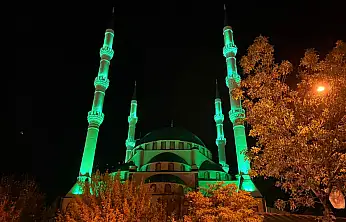 Ağrı Merkez Camii , geceyi aydınlatan yeşil ışıklarıyla dikkat çekiyor