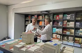 Ağrı Millet Bahçesi'nde tarihe yolculuk: Yüzlerce eser okuyucuyla buluştu