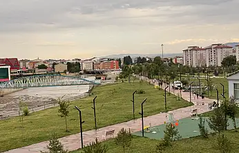 Ağrı Millet Bahçesi'nde yağmur sonrası sessizlik hakim oldu