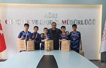 Ağrı'nın badmintoncuları Türkiye üçüncülüğüyle döndü
