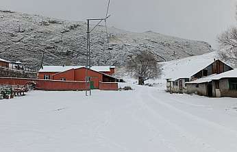 Ağrı'nın Dede Maksut Köyü'nde kış kendini gösterdi
