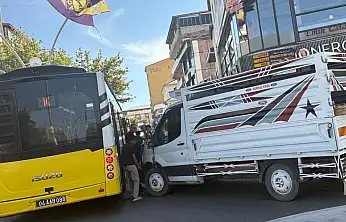 Ağrı'nın en yoğun noktasında otobüs ile kamyonet çarpıştı