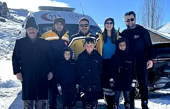 Ağrı'nın Patnos ilçesinde karla kapalı yollarda zamanla yarış