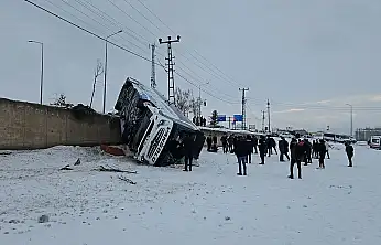 Ağrı Patnos'ta yolcu otobüsü kazası: Araziye devrilen otobüste 16 kişi yaralandı
