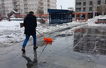 Ağrı Şakiro Kent Meydanı'nda kış mesaisi