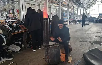 Ağrı Sebze Pazarı esnafı, soğuk havalarda sobayla ısınıyor