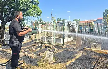 Ağrı Şehir Mezarlığı'nda yangın paniği: Alevler mezarların arasına yayıldı