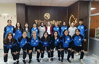 Ağrı Şeker Fabrikası'ndan kadın futbolculara moral yemeği