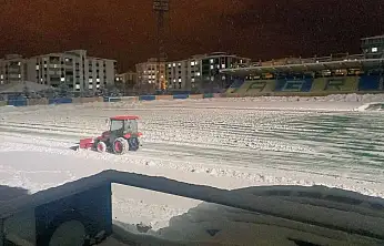 Ağrı'nın stadyumunda ekipler gece mesaisi yaptı
