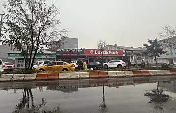 Ağrı yeni aya yağmurla uyandı: Kış lastiği mesaisi devam etti