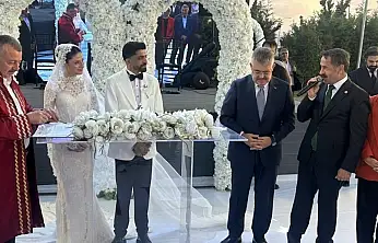 Ağrılı başkanın oğlunun düğününde nikâh cüzdanını Ağrılı vekil verdi