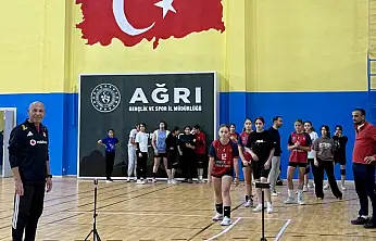 Ağrılı genç kızlar ay-yıldızlı forma için ter döktü