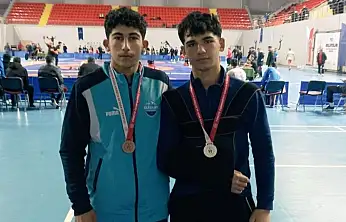 Ağrılı güreşçiler Trabzon'dan madalyalarla döndü