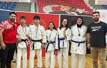 Ağrılı judocular Bingöl'de madalyaları topladı: 5 sporcu yarı final biletini aldı