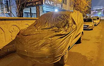 Ağrılı sürücüler araçlarını buzlanmaya karşı örtmeye başladı