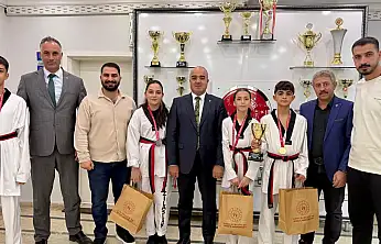 Ağrılı tekvandocular Palandöken'de kürsüye çıktı