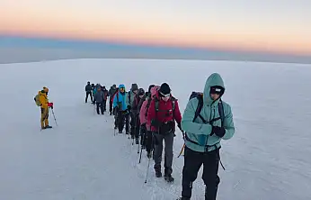 Ağustos sıcağında eksi 25 derecede zirve yaptılar