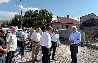 Badilli Köyü'nde evi yanan aileyi Rektör Gülçin yalnız bırakmadı