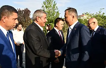 Bakan Yerlikaya Patnos'ta belediye başkanı ve ilçe yöneticileriyle bir araya geldi