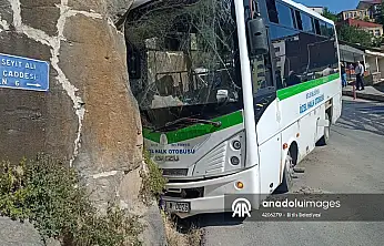Bitlis'te belediye otobüsü kale duvarına çarptı: 5 yaralı