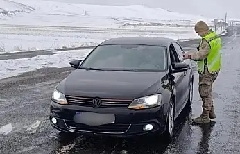 Buzlanma riskine karşı Patnos'ta trafik ekipleri sahada