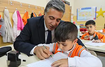 Çakan öğrencilerin sırasına oturdu, derslerine ortak oldu