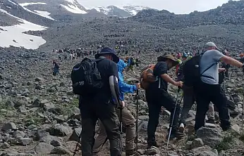 Çeçen dağcılar Ağrı Dağı zirvesinde şükür secdesi yaptı