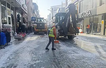 Cumhuriyet Caddesi'nde kar ve buz temizliği devam ediyor