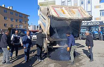 Cumhuriyet Mahallesi'nde çukurlar onarılıyor