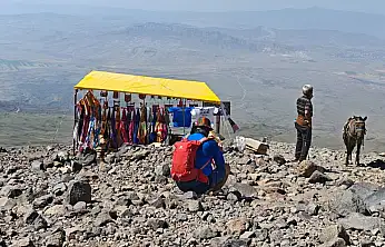 Dağın başında iş yeri açtılar! Ağrı Dağı'nın 3 bin 750 metresinde alışveriş
