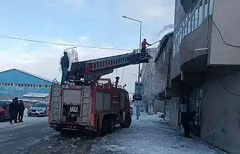 Diyadin Belediyesi, kış tehlikelerine karşı buz temizliği yapıyor