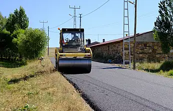 Diyadin'de 14 kilometrelik yol sıcak asfaltla yenileniyor