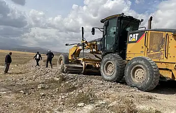 Diyadin'de 3 kilometrelik köy yolunda genişletme ve yükseltme çalışması