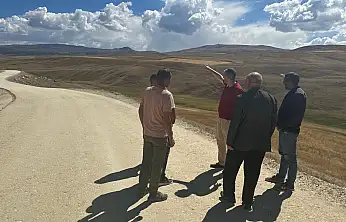 Diyadin'de iki köy arasındaki yol sıcak asfaltla buluşuyor
