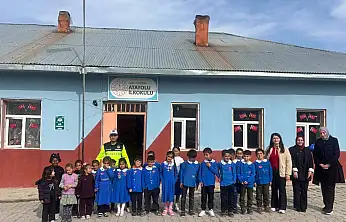 Diyadin'de jandarma ekipleri minik öğrencilere trafik kurallarını anlattı