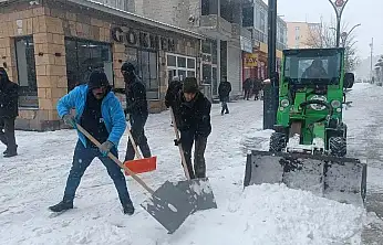 Diyadin'de karla mücadeleye hız verildi